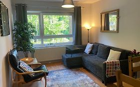 Cosy Flat For 4, Family Friendly, Private Parking, Close To Central London