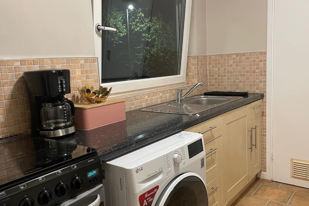 Cosy Flat For 4, Family Friendly, Private Parking, Close To Central Londres Extérieur photo